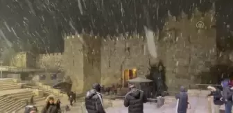 Kudüslüler akşam saatlerinde bastıran karın keyfini çıkardı (3)