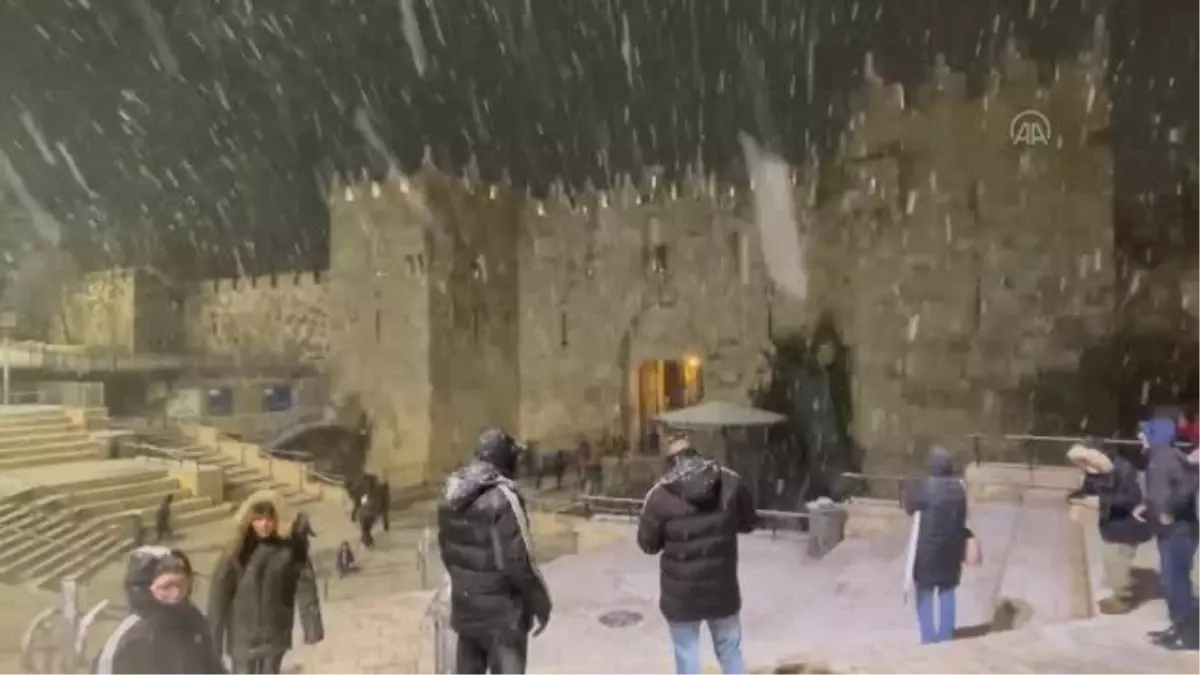 Kudüslüler akşam saatlerinde bastıran karın keyfini çıkardı (3)