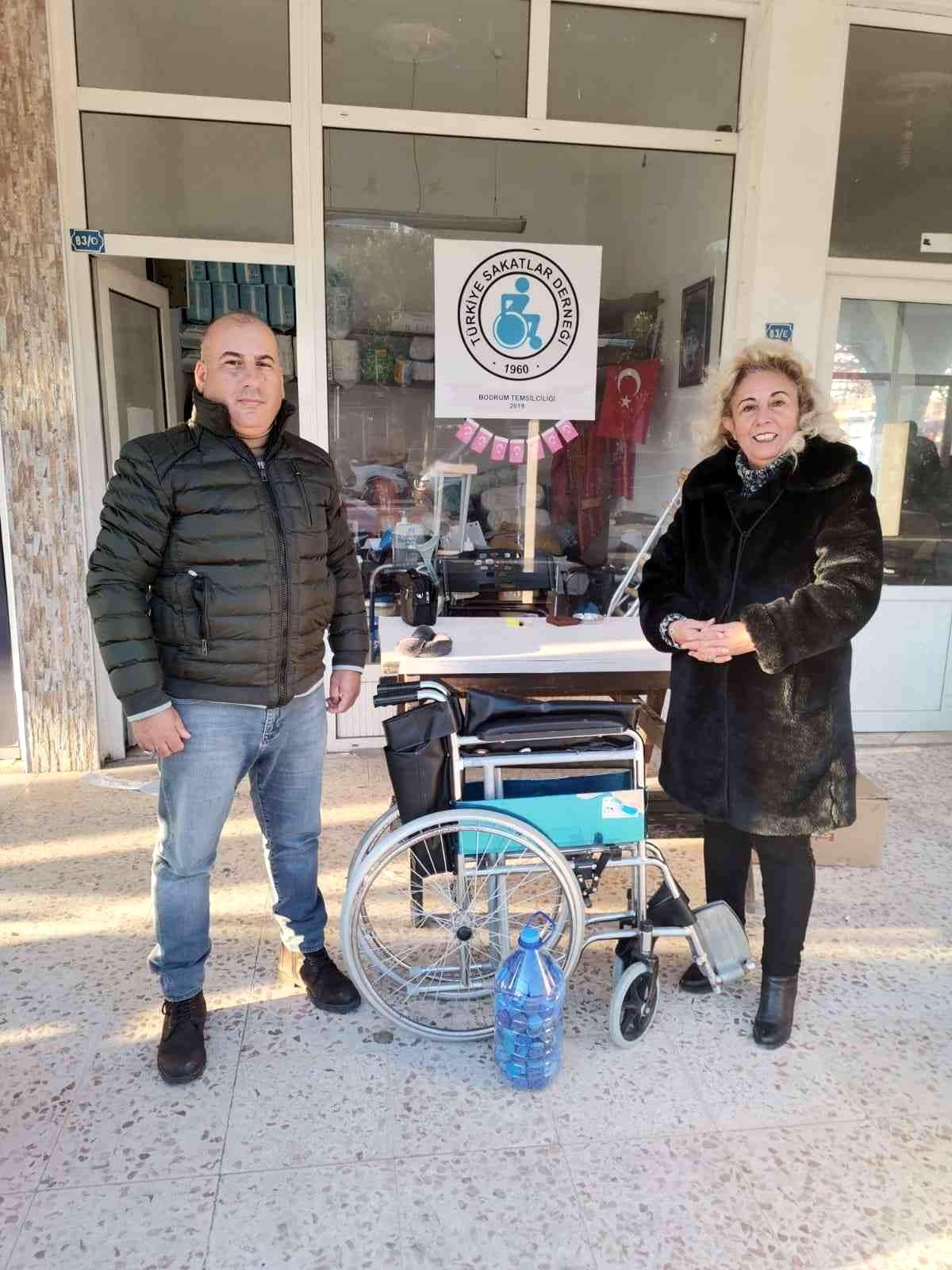 Mavi kapaklar tekerlekli sandalyeye dönüştü