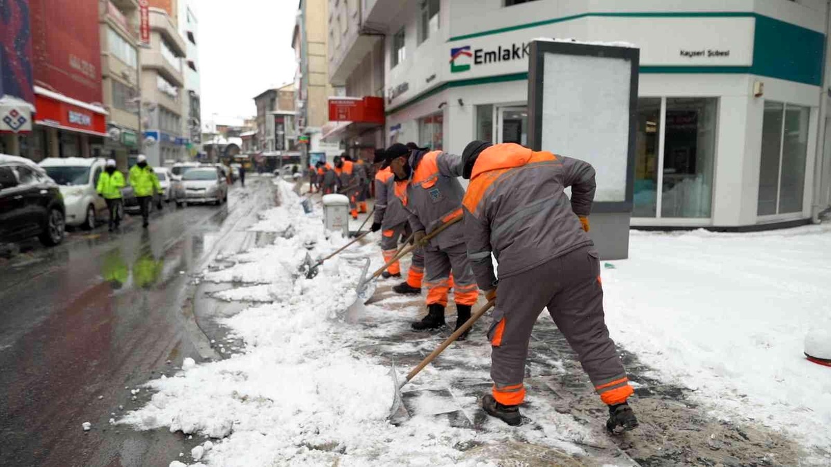 Melikgazi\'de aralıksız kar mesaisi