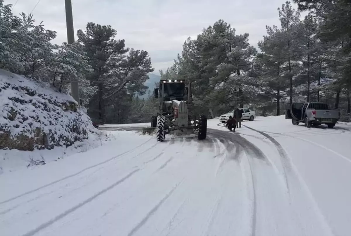 Muğla\'da karla mücadele çalışmalarına ormancılar da katıldı