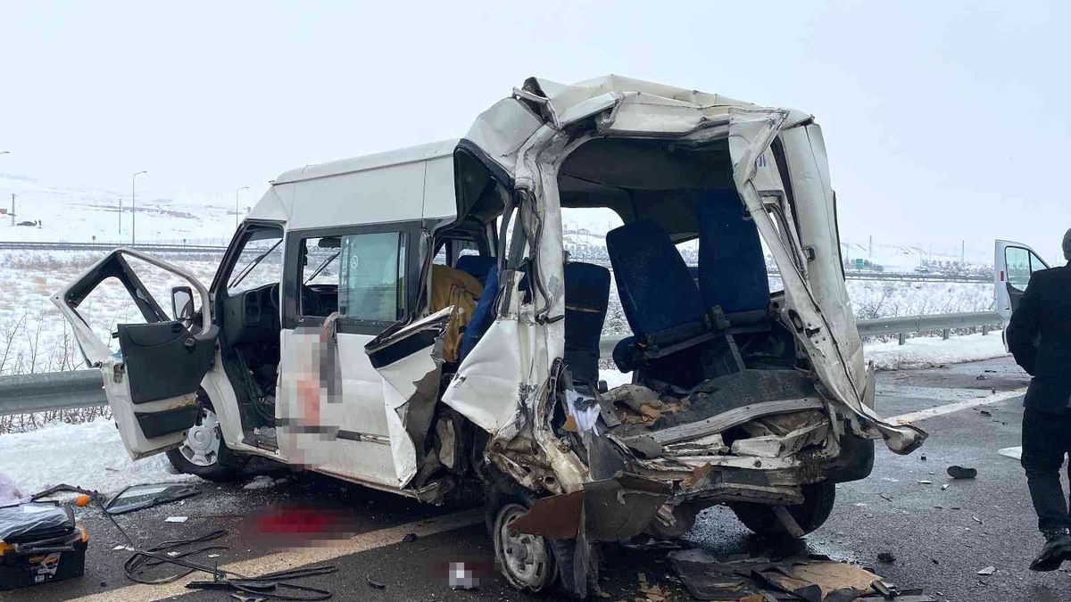 Niğde'de tır ile minibüsün çarpıştı, 3 kişi öldü