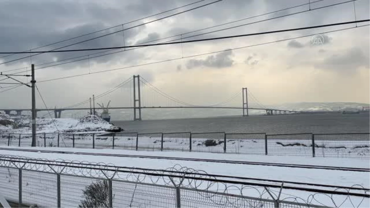 Osmangazi Köprüsü, kar yağışıyla güzel görüntüye büründü