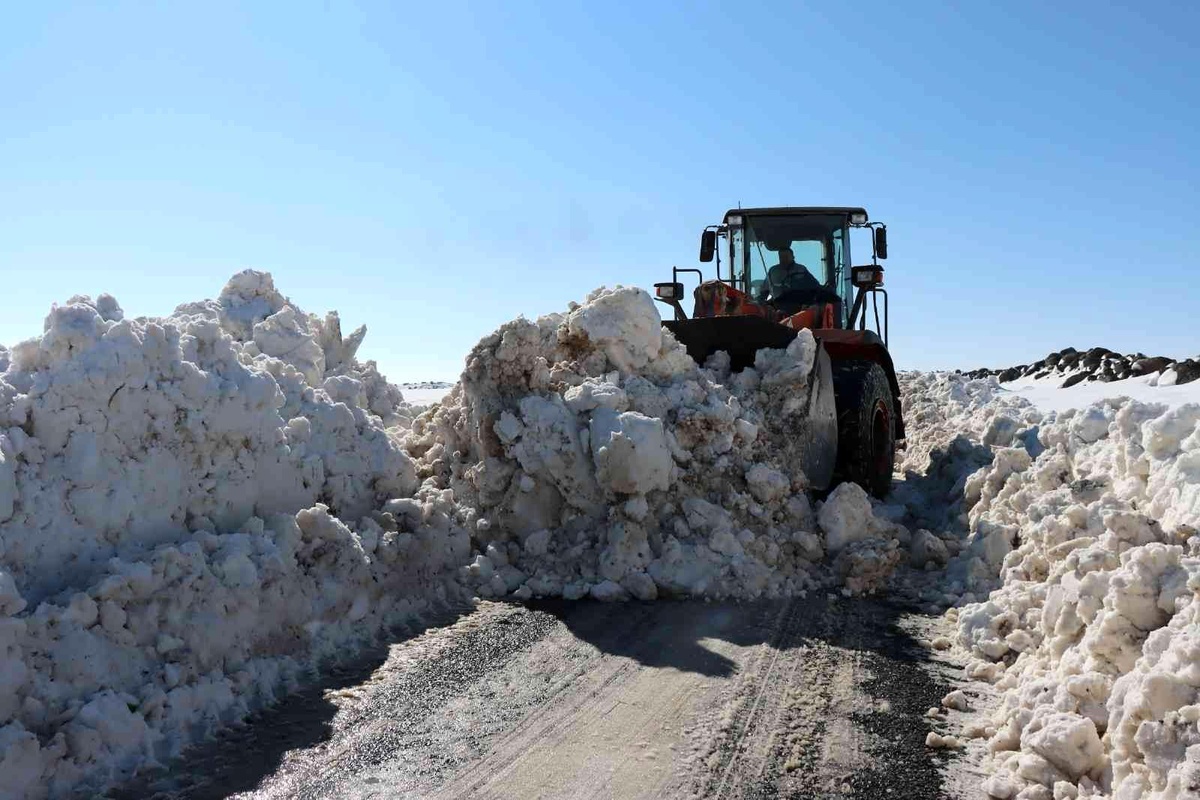 Şanlıurfa\'da karla kaplı köy yolları bir bir açıldı