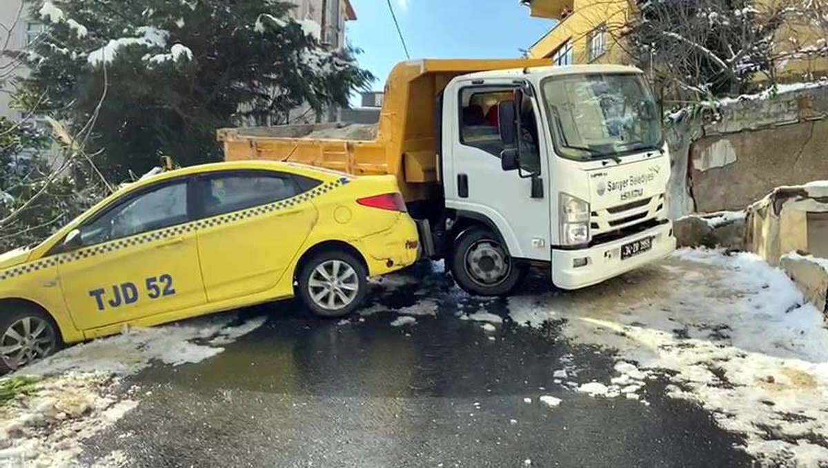 Sarıyer\'de kaza yapan taksilere belediye aracı çarptı