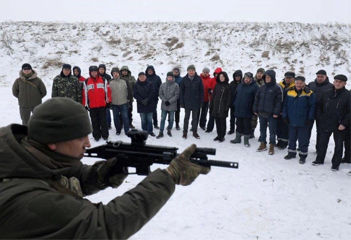 Siviller silahlanmaya başladı! Ukrayna ordusu olası bir Rus saldırısına karşı vatandaşlarına silah eğitimi veriyor