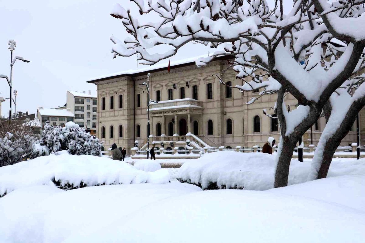 Sivas\'ta bin 30 yerleşim yeri araç ulaşımına kapandı