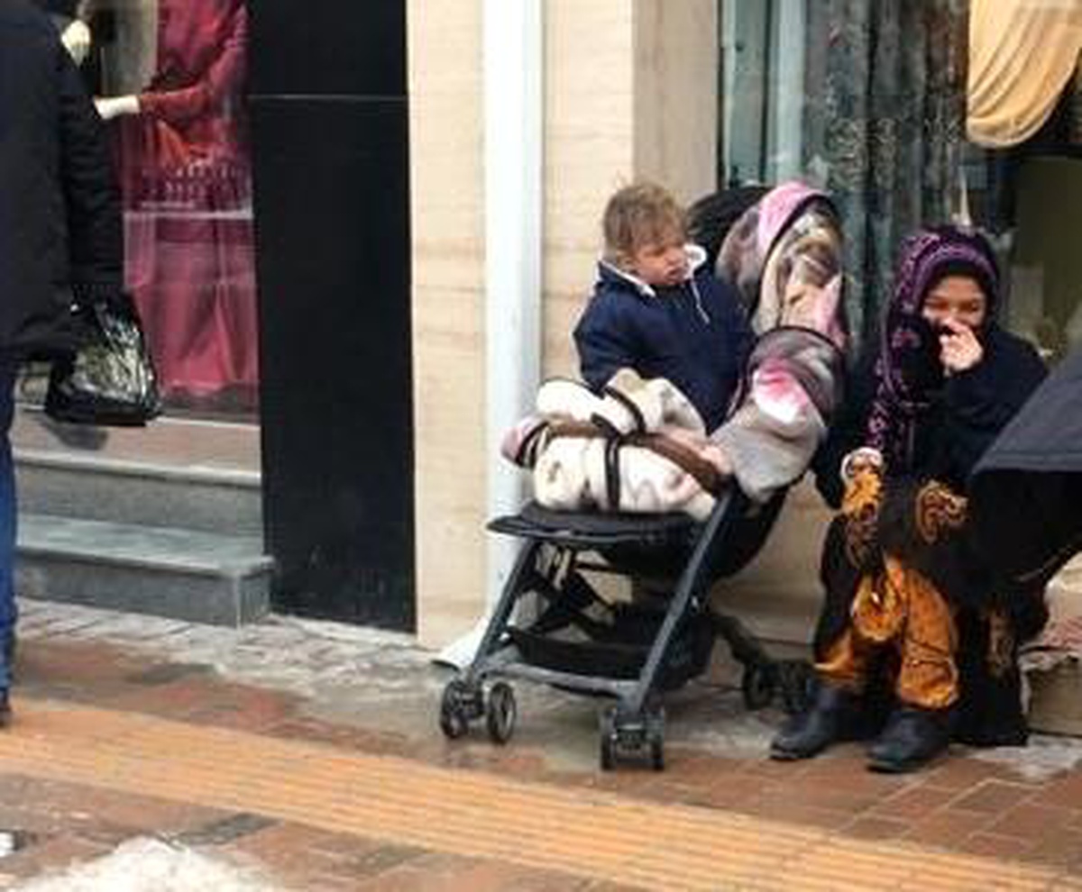 Soğuk havada çocuğuyla dilenen kadın pes dedirtti