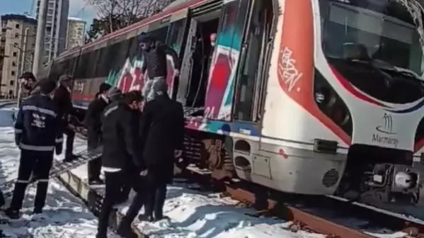 Marmaray arıza yaptı, yolcular raylarda yürüdü