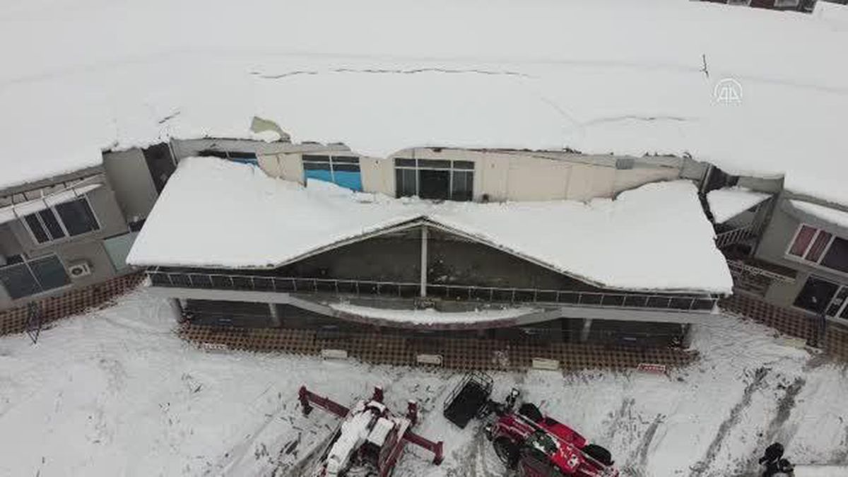 Taşova ilçesinde aşırı kar biriken otogarın çatısında çökme oluştu