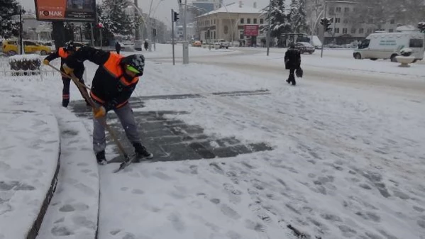 TOKAT'TA KAR YAĞIŞI, 170 KÖY YOLUNU KAPATTI