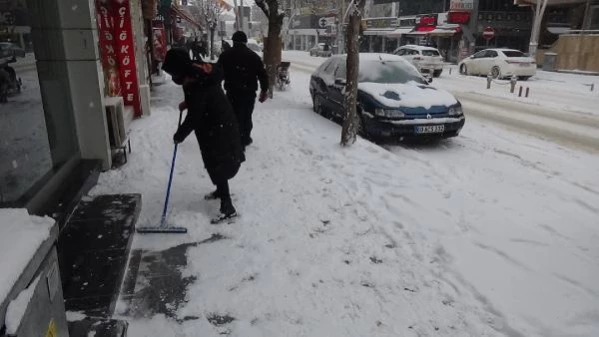 TOKAT'TA KAR YAĞIŞI, 170 KÖY YOLUNU KAPATTI