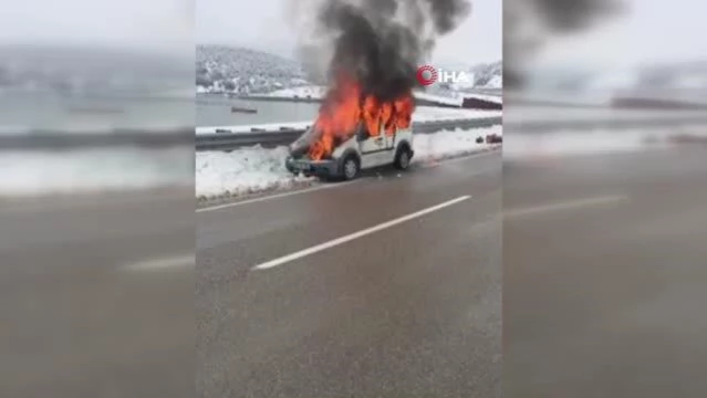 Tokat'ta seyir halindeki araç alev topuna döndü