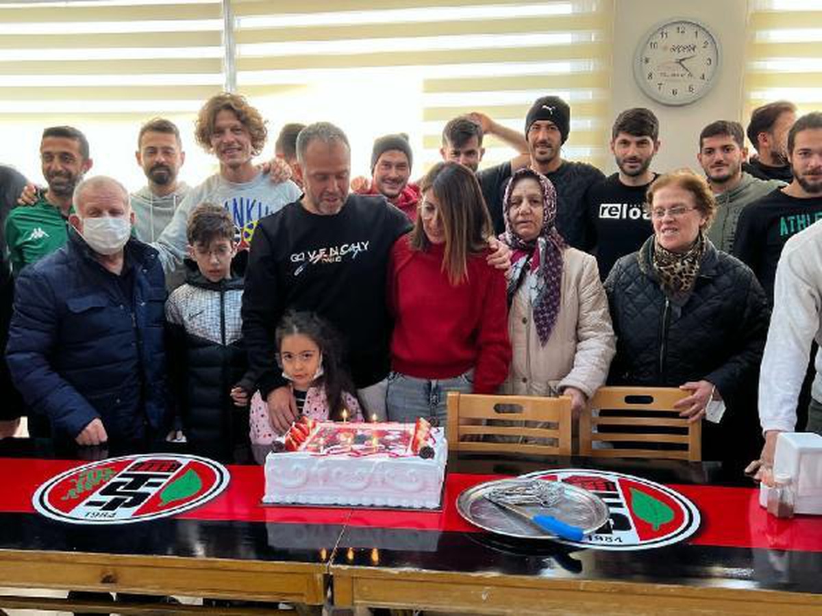 Turgutluspor\'da Nazım Gülay\'a doğum günü sürprizi