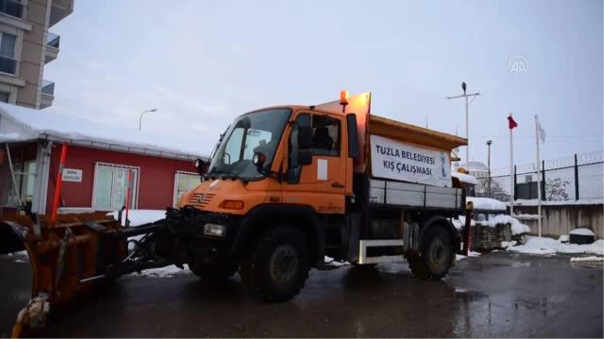 Tuzla\'da kar temizleme çalışmaları devam ediyor