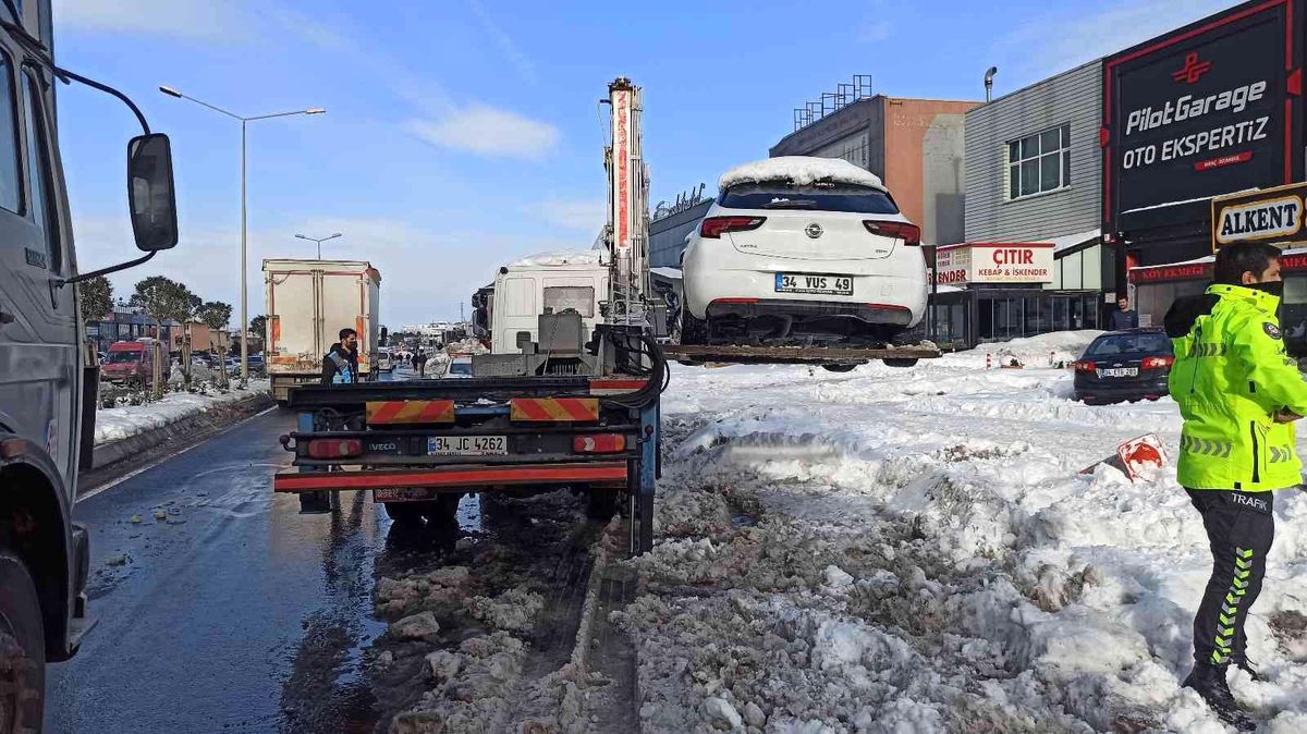 Valilik talimatının ardından yol kenarındaki araçlar çekiliyor