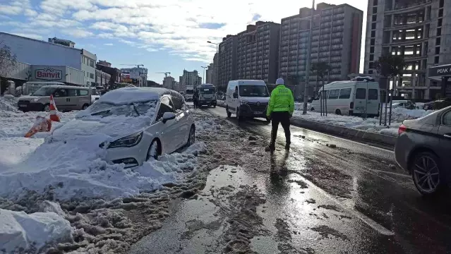 Valilik talimatının ardından yol kenarındaki araçlar çekiliyor