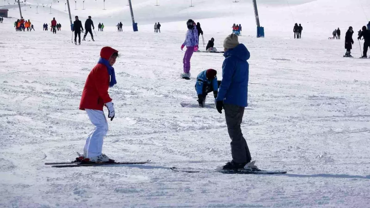 Van\'da ilk kez kayakla tanışan çocuklar eğlenceli vakit geçiriyor