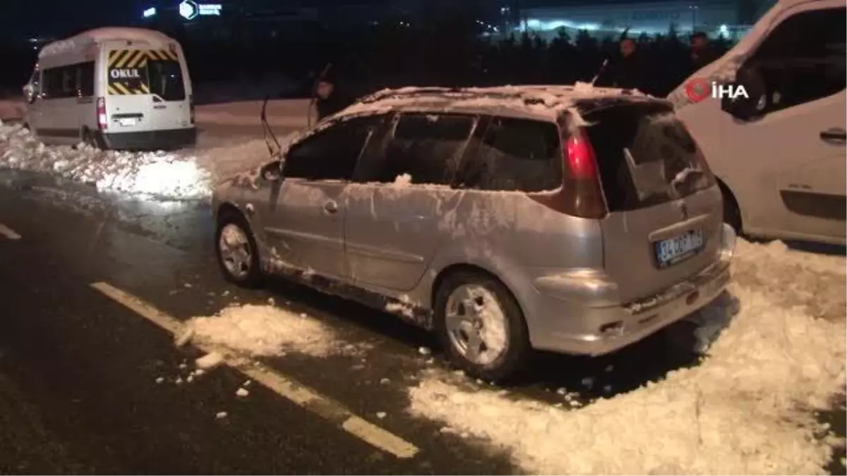 Vatandaşlar kardan dolayı yolda kalan araçlarını çekiyor