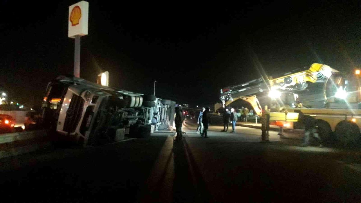 Virajı almayan pamuk yüklü tır yol kenarına devrildi