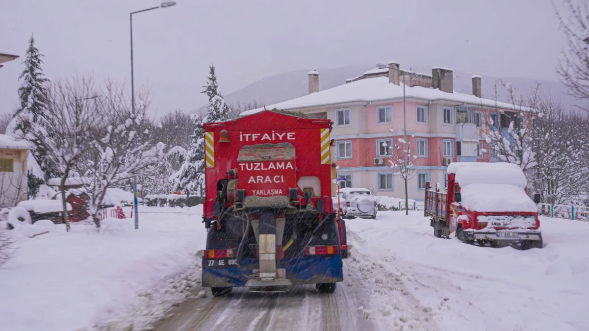 Yalova\'da karla mücadele çalışmaları aralıksız sürdürülüyor