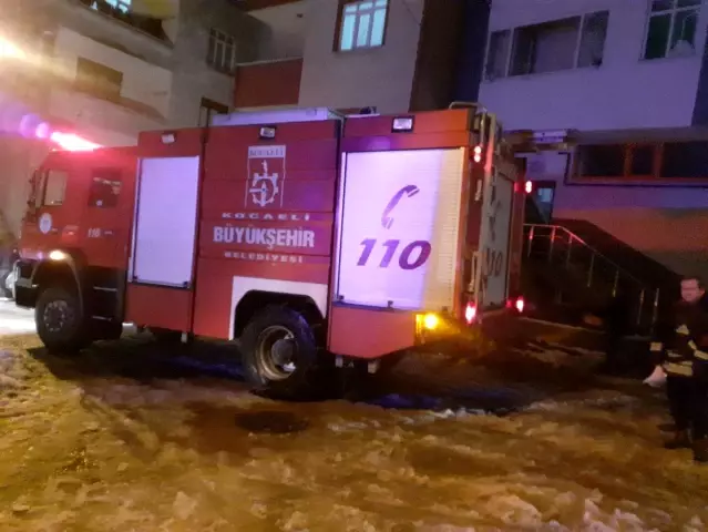 Yanan ayakkabılık bina sakinlerini sokağa döktü