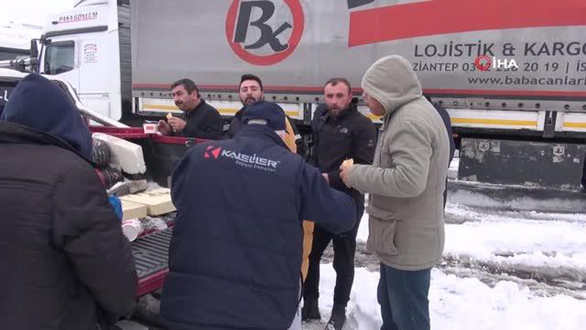 Yolda mahsur kalan tır sürücüleri için mangal kurdular