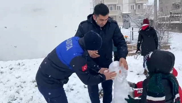 Zabıta ekipleri çocuklarla kar topu oynayıp eğlendi