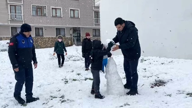 Zabıta ekipleri çocuklarla kar topu oynayıp eğlendi