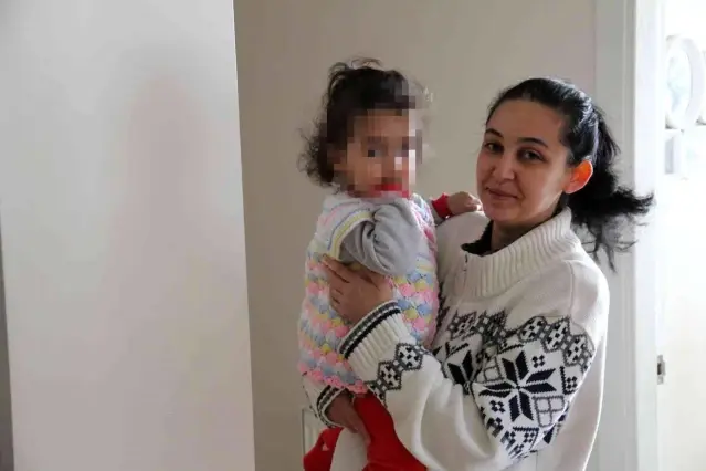 1.5 yaşındaki çocuğun yaramazlığı, annesini balkonda mahsur bıraktı