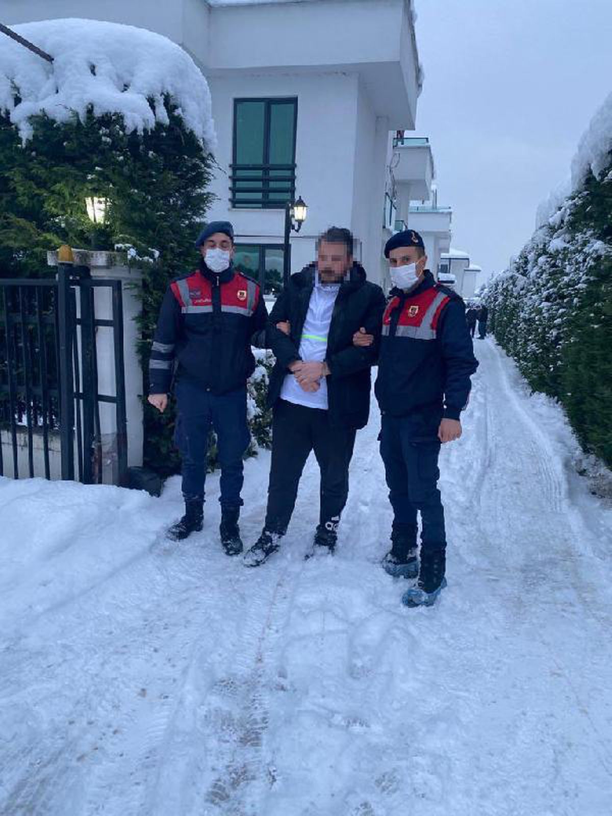 103 suç kaydı olan dolandırıcılık şüphelisi villada yakalandı