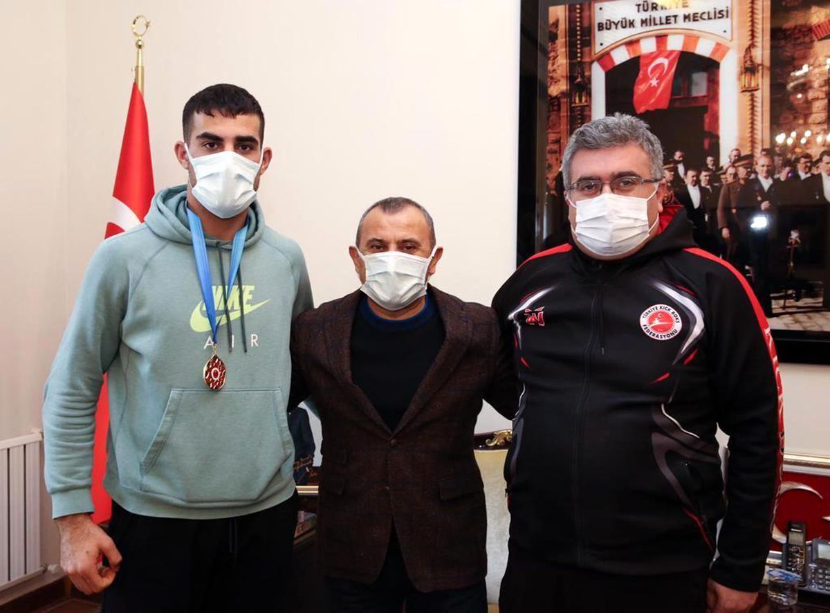 Ordu Valisi Sonel başarılı sporcuya madalyasını verdi
