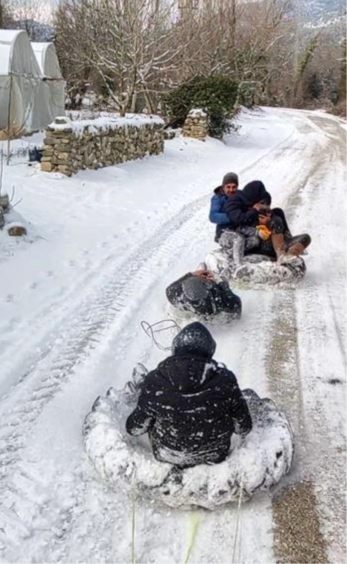 7 kafadar traktöre lastikleri bağlayarak düşe kalka kayak yaptı