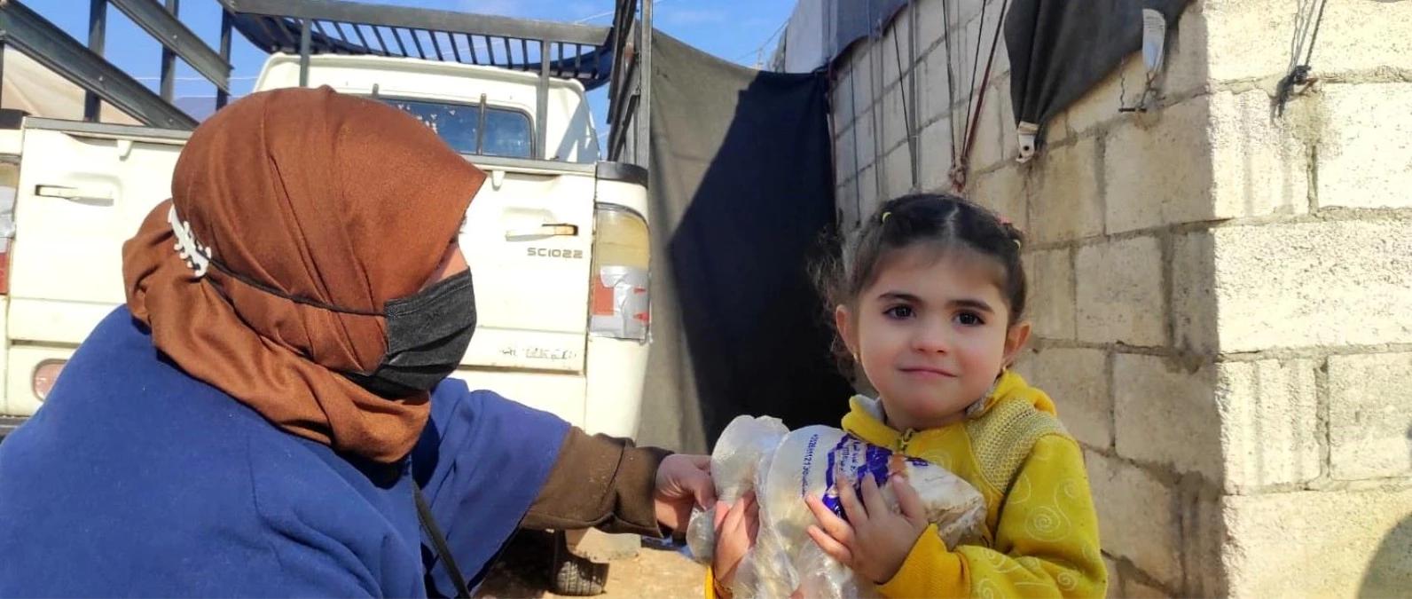 Afrin şehidinin maaşının bir kısmını bağışladığı dernekten İdlib\'e yardımZorlu kış şartlarıyla mücadele eden bin 200 aileye her gün ekmek dağıtılıyor