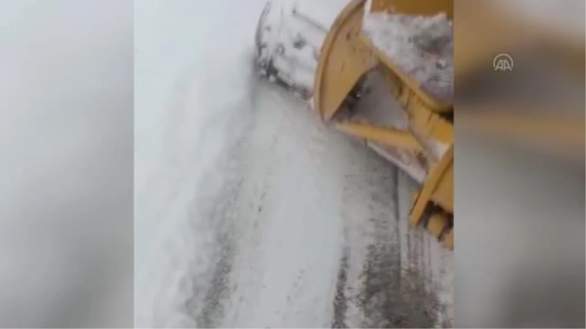 AFYONKARAHİSAR - Sandıklı\'daki köylerde kar küreme çalışması sürüyor