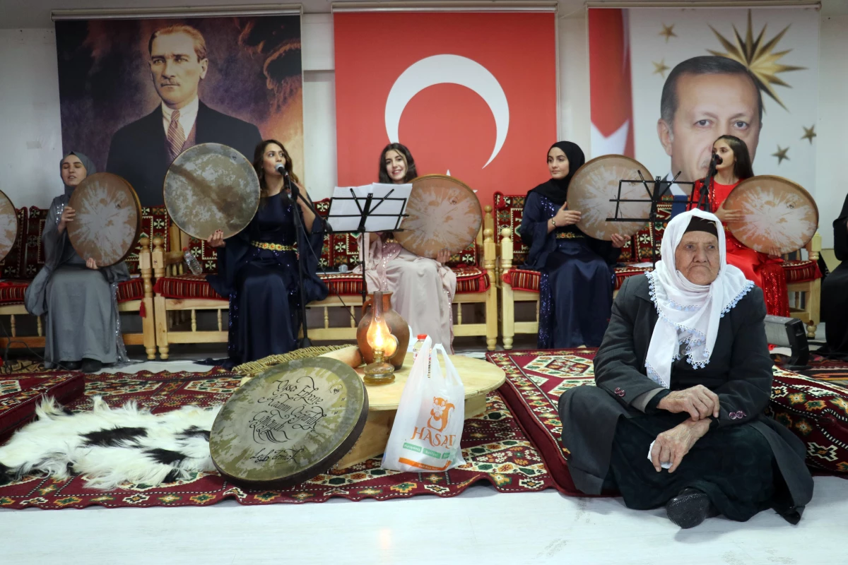 Ev kadınları Kürtçe ve Türkçe şarkıların seslendirildiği konserde eğlendi
