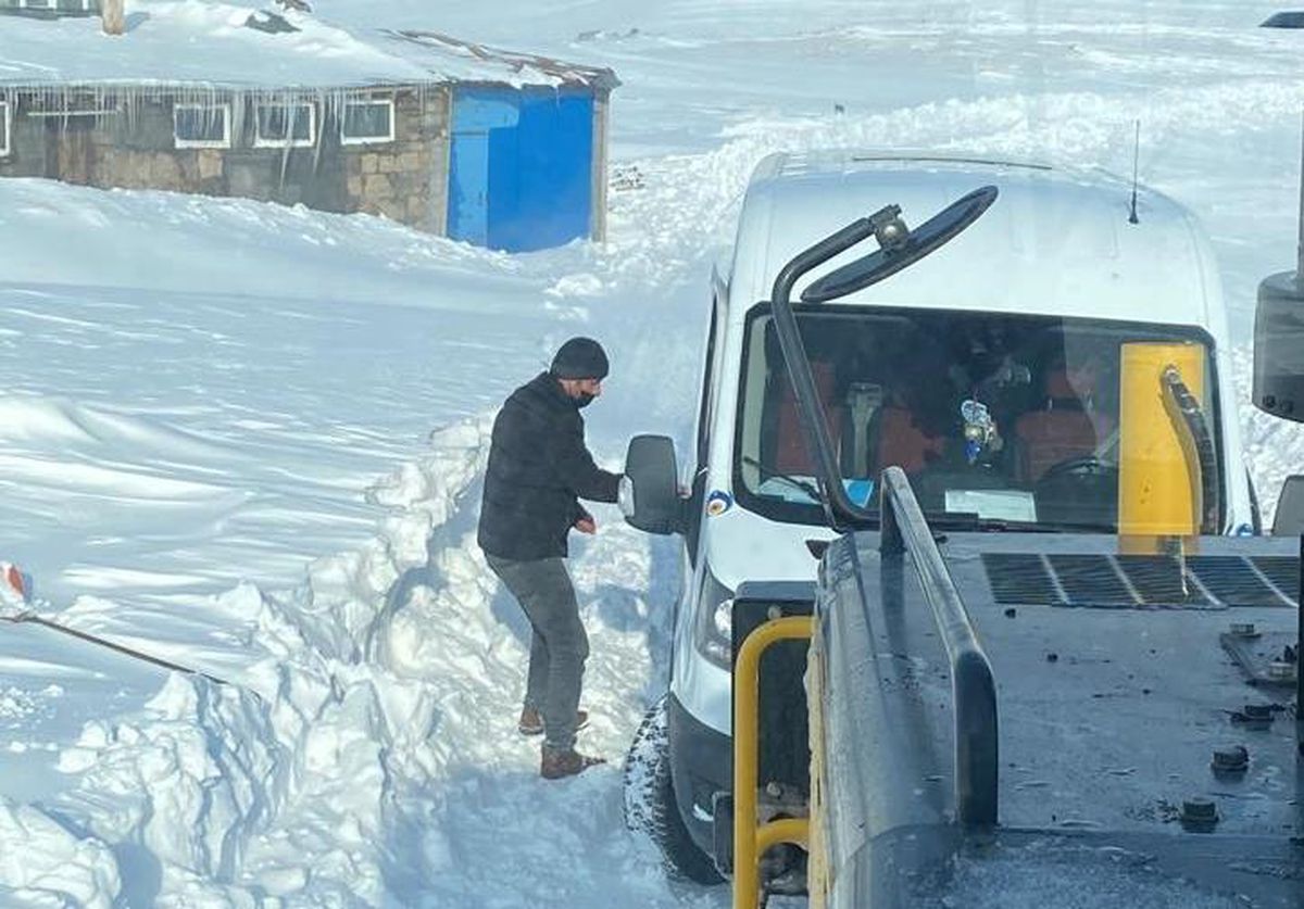 Ardahan\'da tipi nedeniyle yolda kalan biri ambulans 19 araç kurtarıldı
