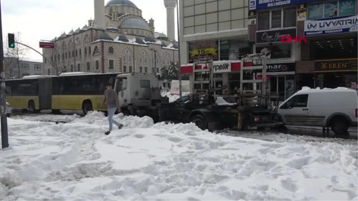 Arnavutköy\'de kar nedeniyle terk edilen açarlar yollardan çekiliyor