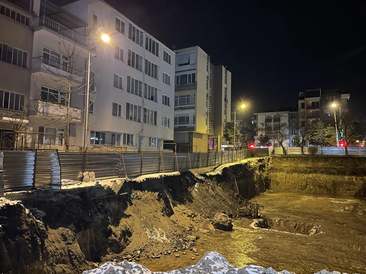 BALIKESİR - Toprak kayması nedeniyle iki bina boşaltıldı