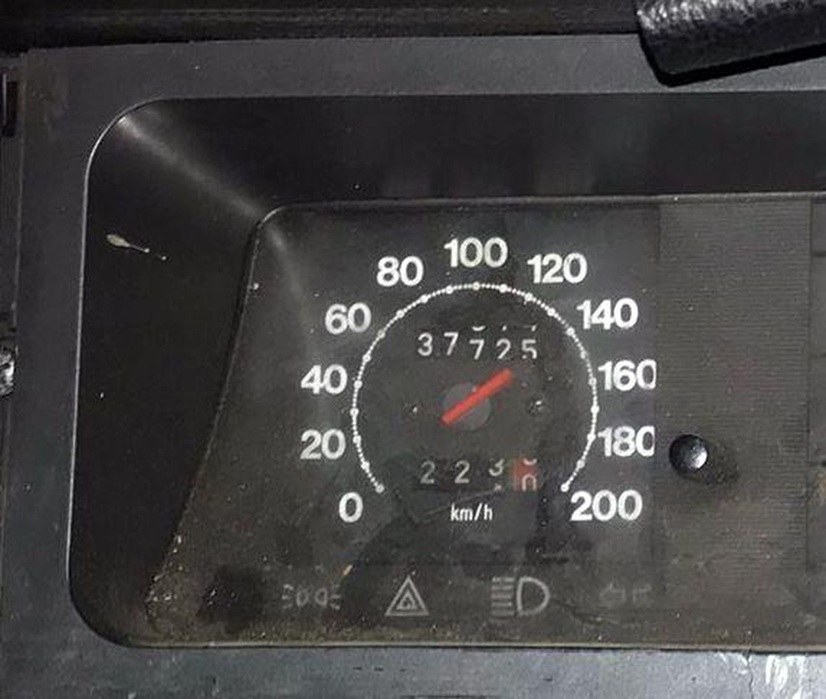 Bariyerlere ok gibi saplanan otomobilin ibresi 140\'a takılı kaldı