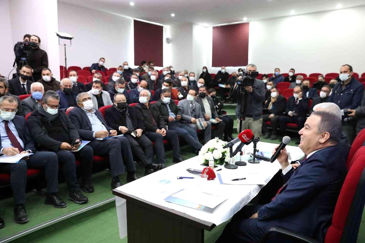 Başkan Böcek: 'Finike'ye yakışır Cumhuriyet Meydanı yapacağız'