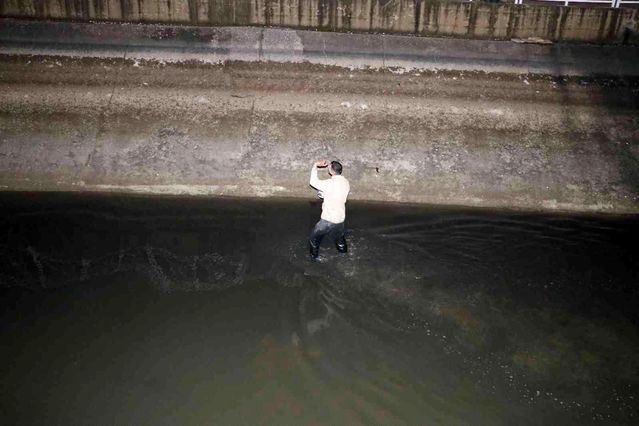 Bekçilerden kaçarken sulama kanalına girdi, etrafı çevrilince bıçak çıkarıp direndi