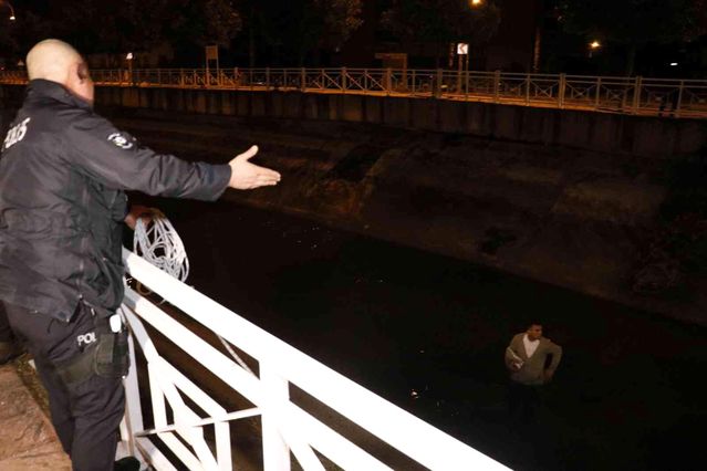 Bekçilerden kaçarken sulama kanalına girdi, etrafı çevrilince bıçak çıkarıp direndi