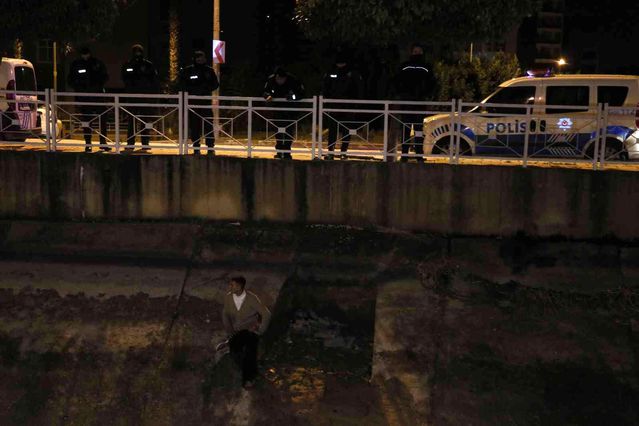 Bekçilerden kaçarken sulama kanalına girdi, etrafı çevrilince bıçak çıkarıp direndi