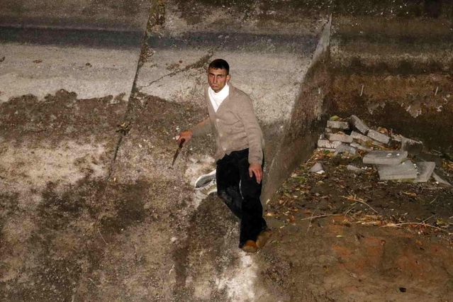 Bekçilerden kaçarken sulama kanalına girdi, etrafı çevrilince bıçak çıkarıp direndi
