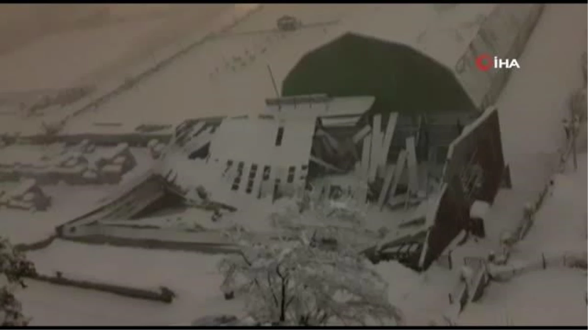 Bingöl\'de kar kütlesine dayanamayan çatı çöktü
