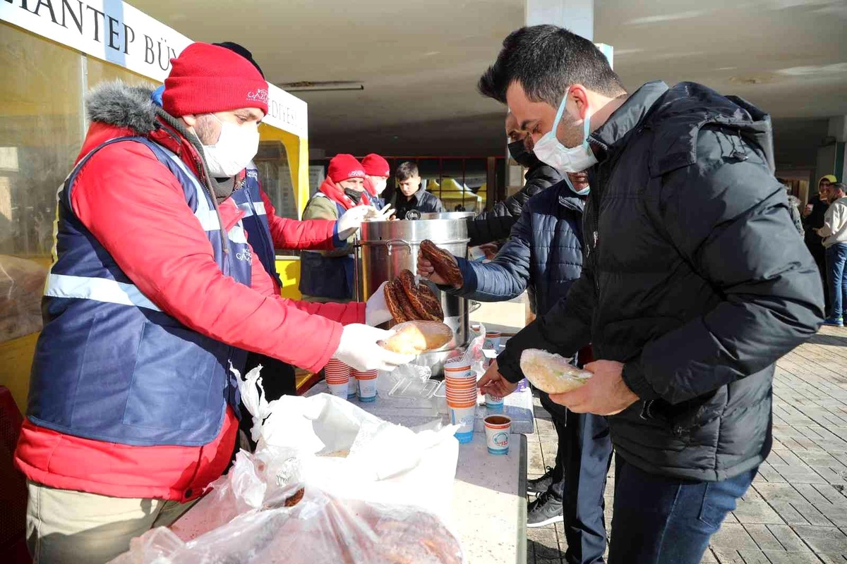 Büyükşehir, otobüs terminalindeki vatandaşlara kumanya dağıttı