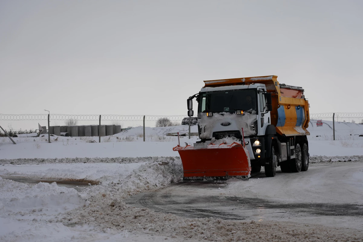 DİYARBAKIR - Kırsalda kardan kapanan yolların yüzde 98\'i ulaşıma açıldı