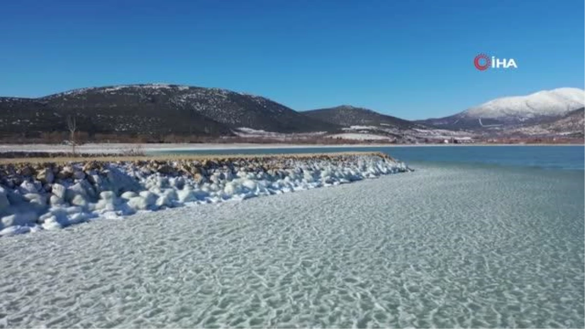 Son dakika haber! Eğirdir Gölü\'nde eksi 17 derecede buzları kırıp dalış yaptılar