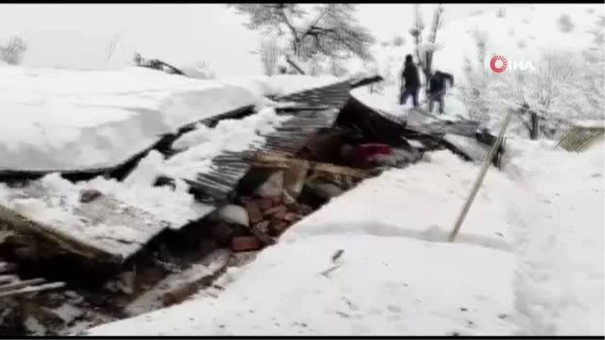 Elazığ\'da yoğun kar yağışı nedeni ile 3 evin çatısı çöktü